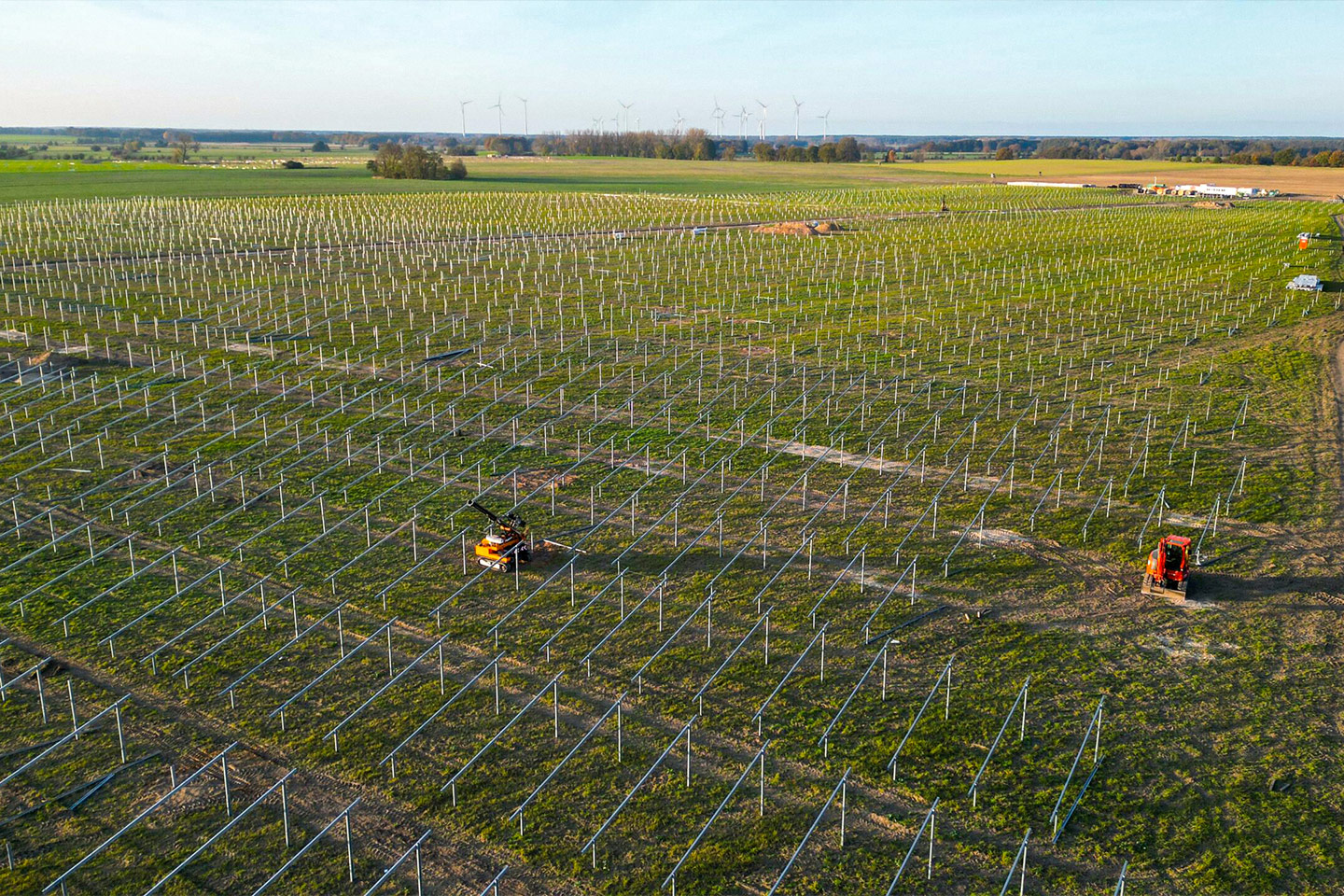 Das Foto zeigt eine Luftaufnahme eines Feldes bei Kerzlin, auf dem Solar- oder PV-Anlagen aufgebaut werden.