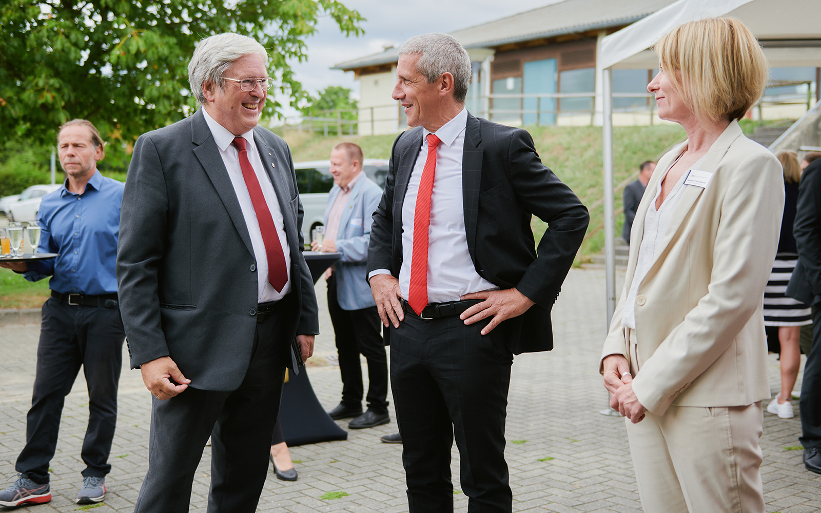 Das Foto zeigt links Jörg Steinbach (ehemaliger Wirtschaftsminister von Brandenburg) und Markus Rück (Vorstandsvorsitzender Sparkasse Ostprignitz Ruppin) lächelnd im Gespräch.