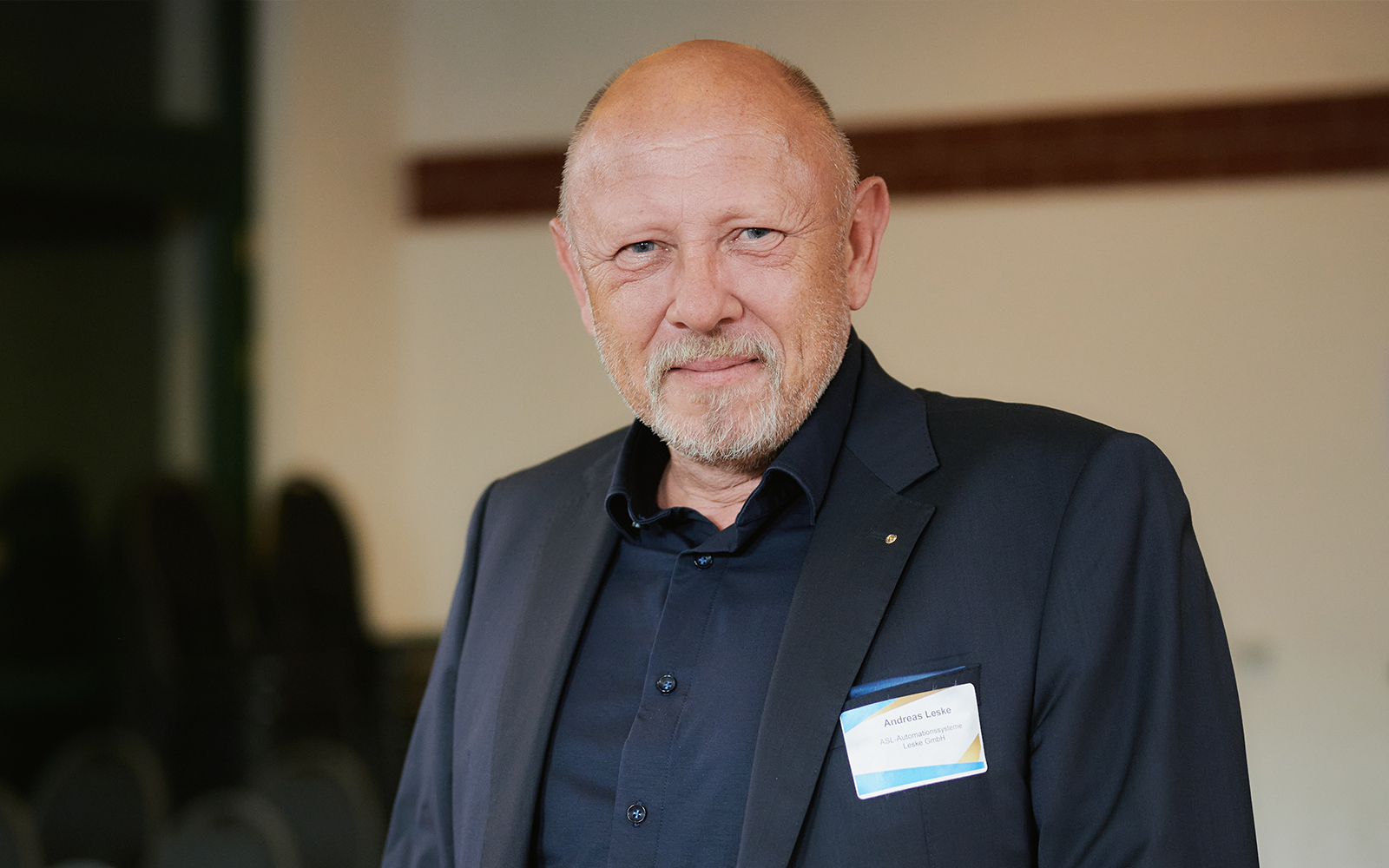 Das Foto zeigt ein Portrait von Andreas Leske, Gründer und Geschäftsführer ASL Automationssysteme Leske GmbH, der 2022 mit dem AVIERUNDZWANZIG Wirtschaftspreis ausgezeichnet wurde.