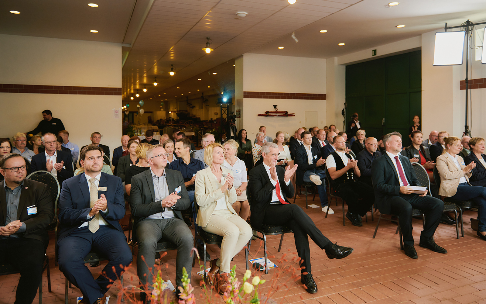 Das Foto zeigt Menschen im Publikum bei der Preisverleihung des AVIERUNDZWANZIG Wirtschaftspreises 2022.