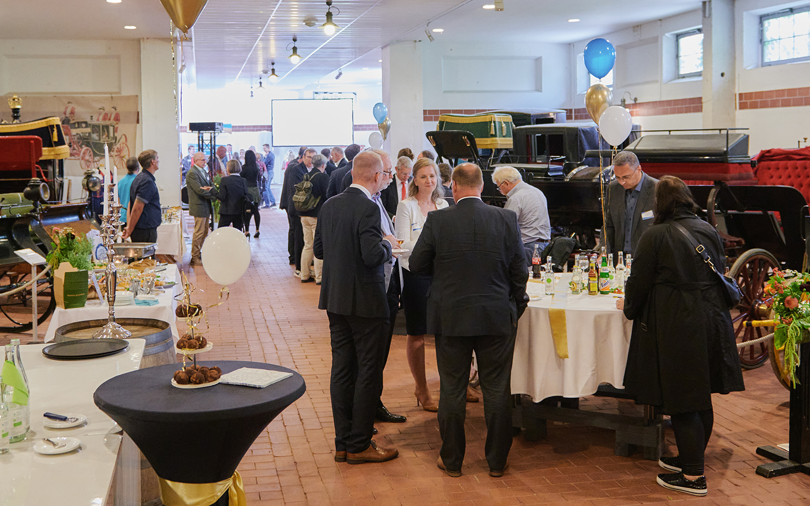 Das Foto zeigt die Gäste nach der Preisverleihung des AVIERUNDZWANZIG Wirtschaftspreises 2022 beim Get-together