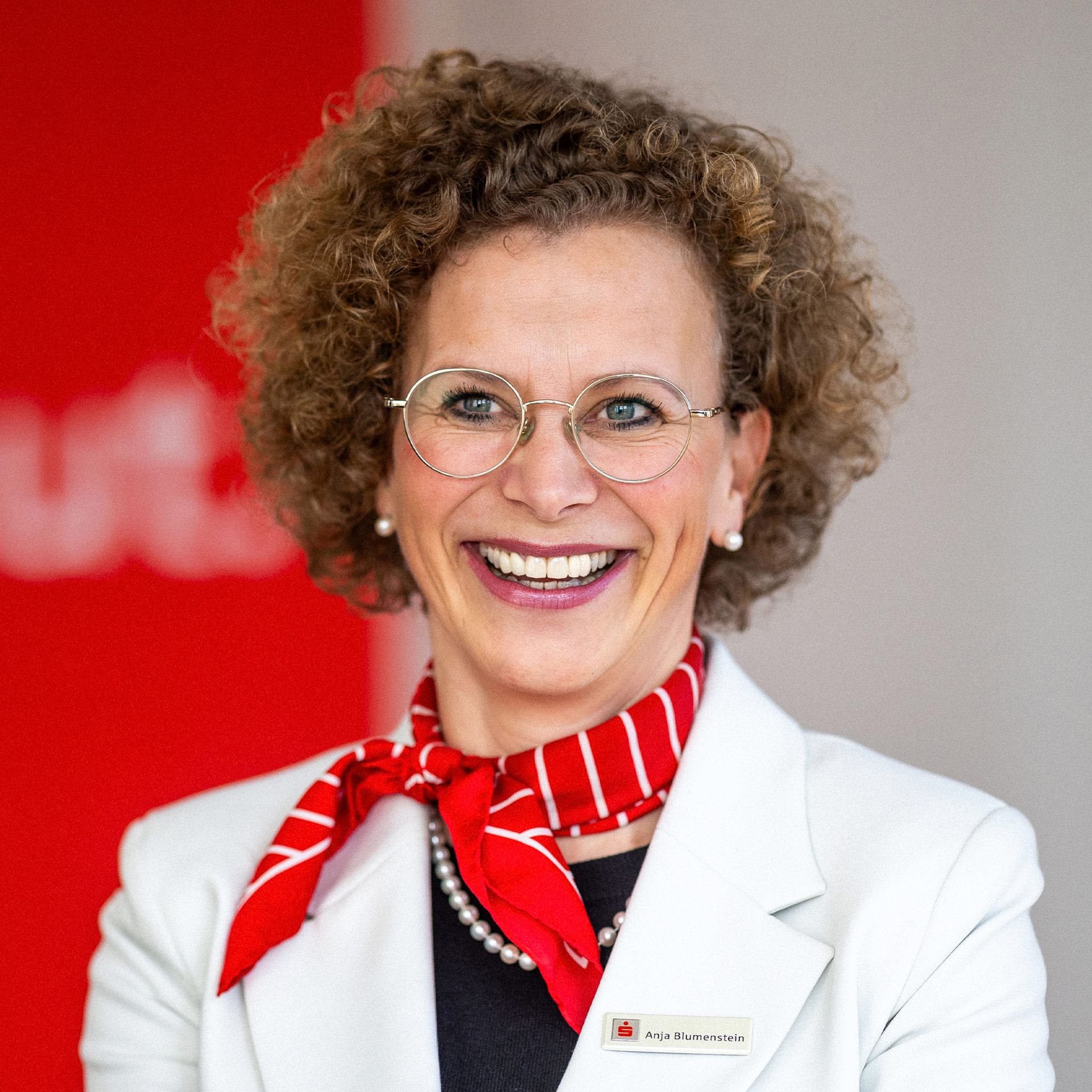Das Foto zeigt Anja Blumenstein. Sie ist Vorständin der Sparkasse Ostprignitz-Ruppin udn Mitglied der Jury des AVIERUNDZWANZIG Wirtschaftspreises 2025.