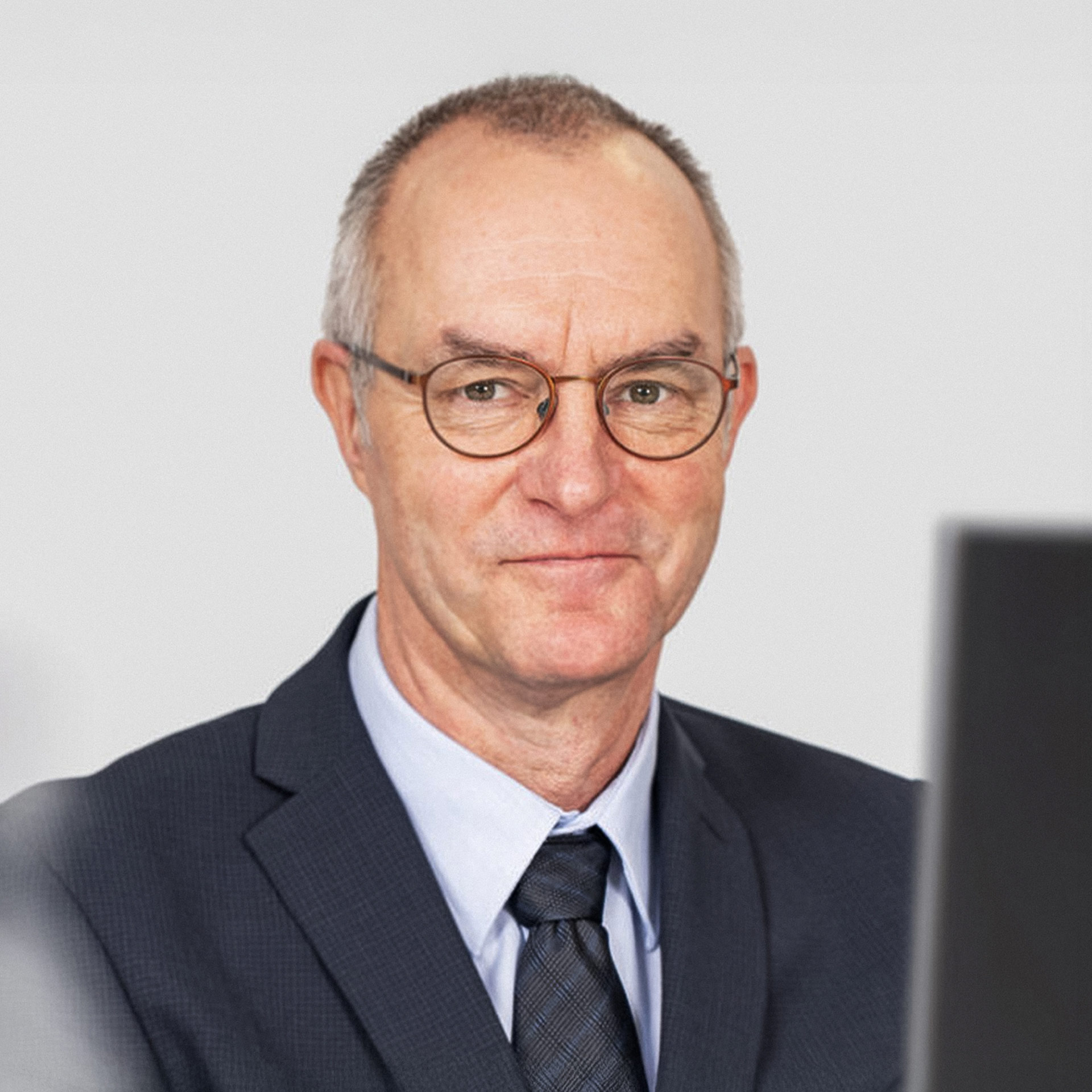 Ein Foto von Jörg Duchrau. Er ist der Leiter des Regionalbüros Nord-Wesr der der Wirtschaftsförderung des Landes Branenburg (WFBB) und Mitglied der Jury des AVIERUNDZWANZIG Wirtschaftspreises 2025.