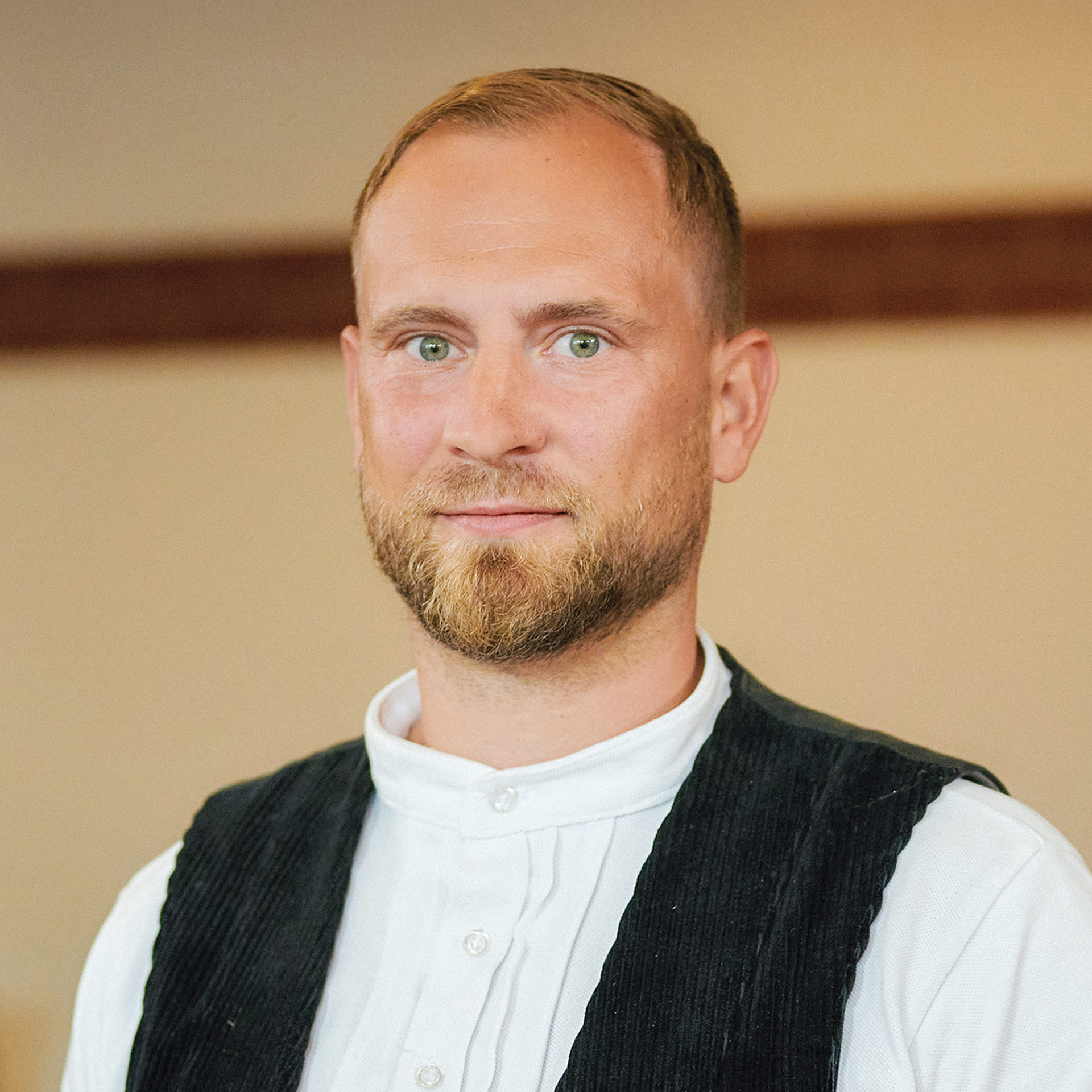Ein Foto von Marcel Lublow. Er ist Eigentümer der Firma Lublow Bedachungen und Mitglied der Jury des AVIERUNDZWANZIG Wirtschaftspreises 2025.