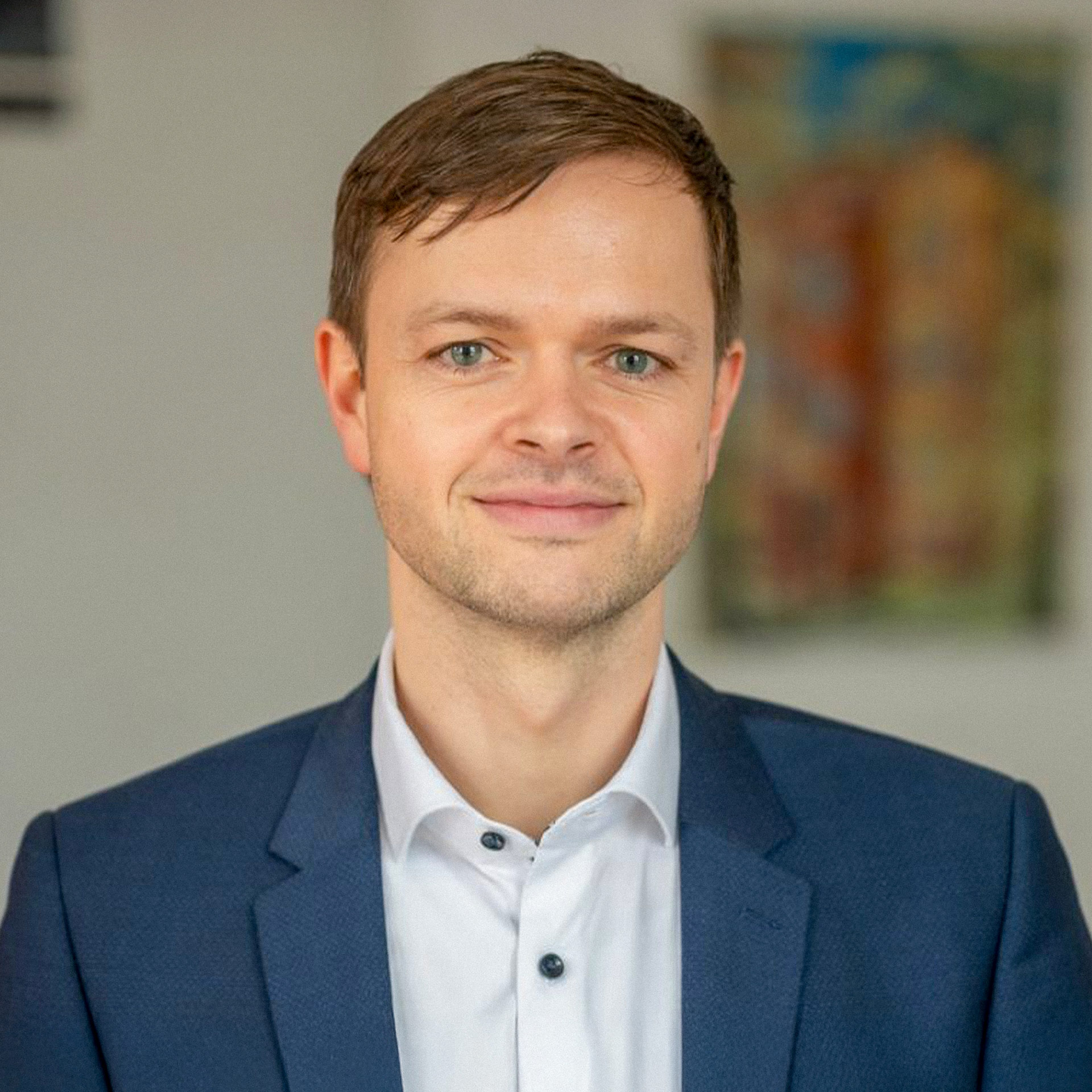 Ein Foto von Nico Ruhle. Er ist Bürgermeister der Fontanestadt Neuruppin und Mitglied der Jury des AVIERUNDZWANZIG Wirtschaftspreises 2025.