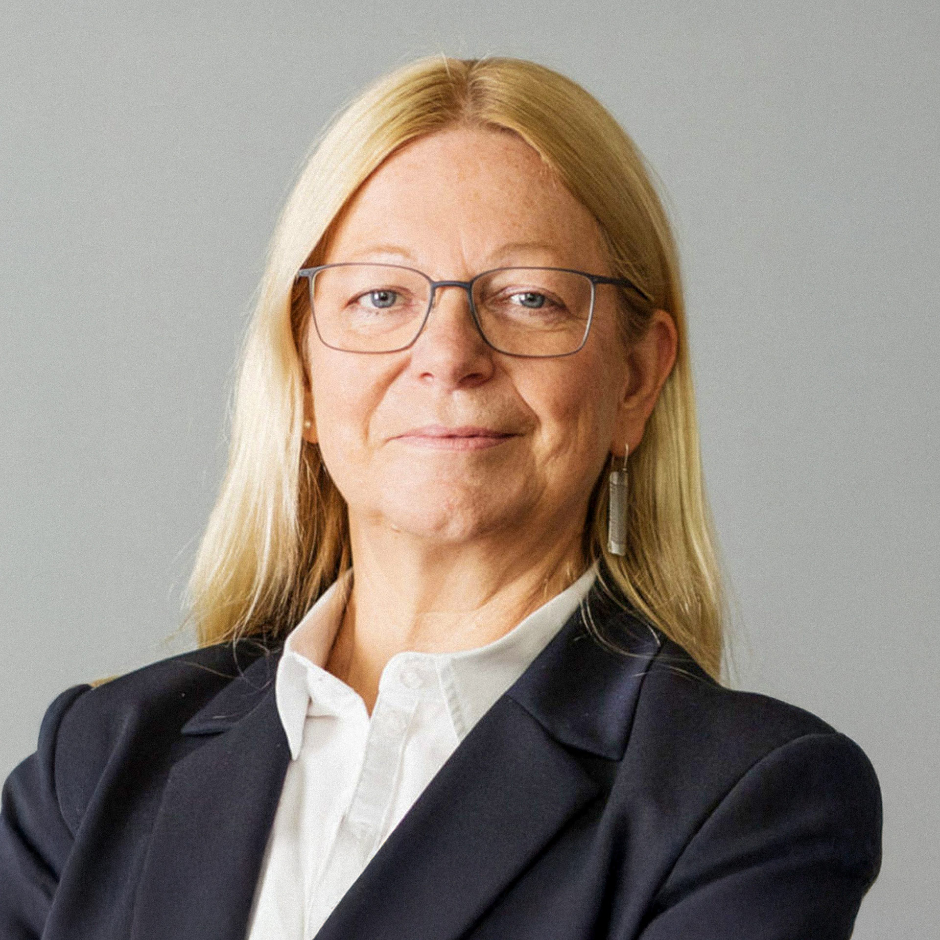 Ein Foto von Nora Görke. Sie ist Bürgermeisterin der Stadt Kyritz und Mitglied der Jury des AVIERUNDZWANZIG Wirtschaftspreises 2025.