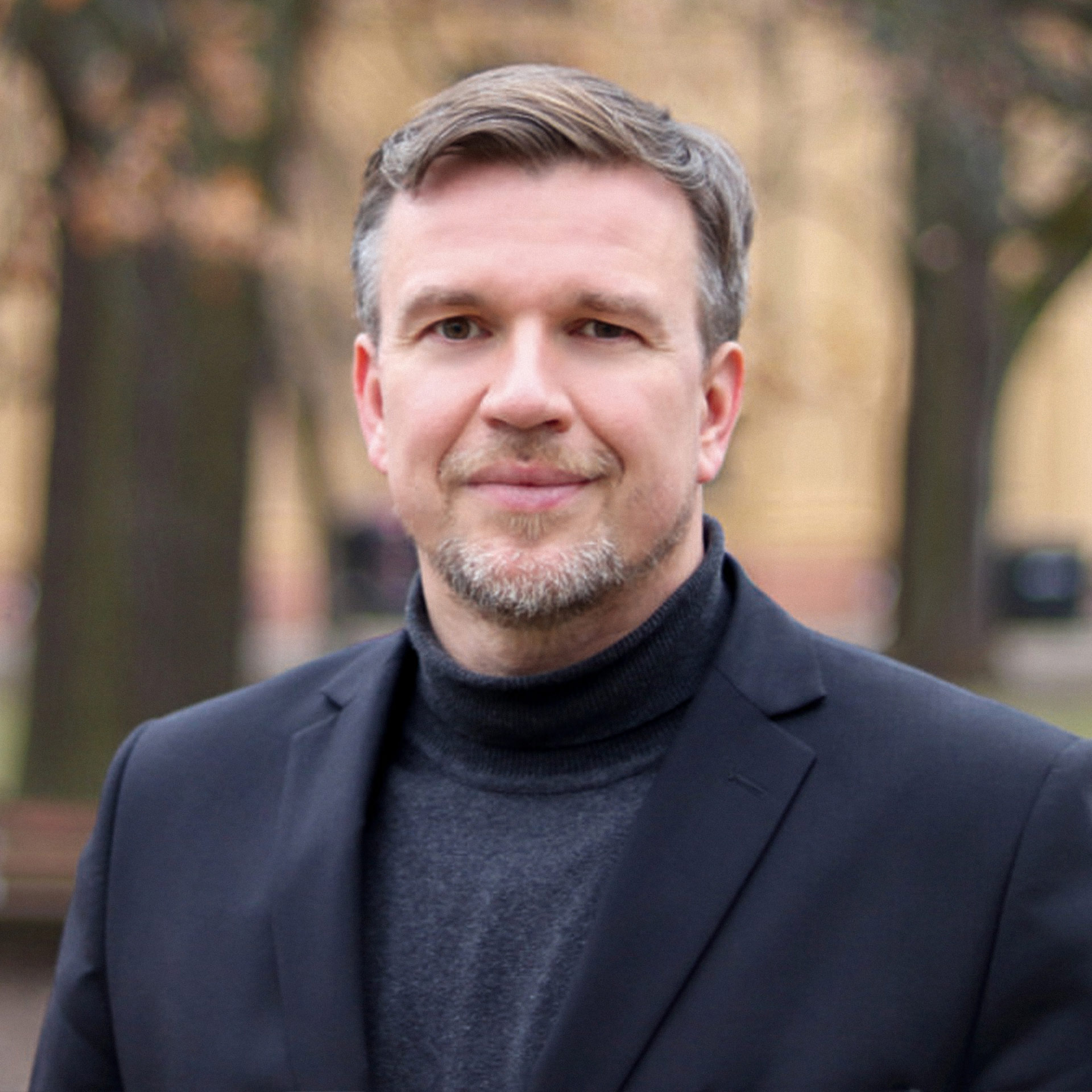 Ein Foto von Ralf Reinhardt. Er ist Landrat des Landkreises Ostprignitz-Ruppin und Mitglied der Jury des AVIERUNDZWANZIG Wirtschaftspreises 2025.