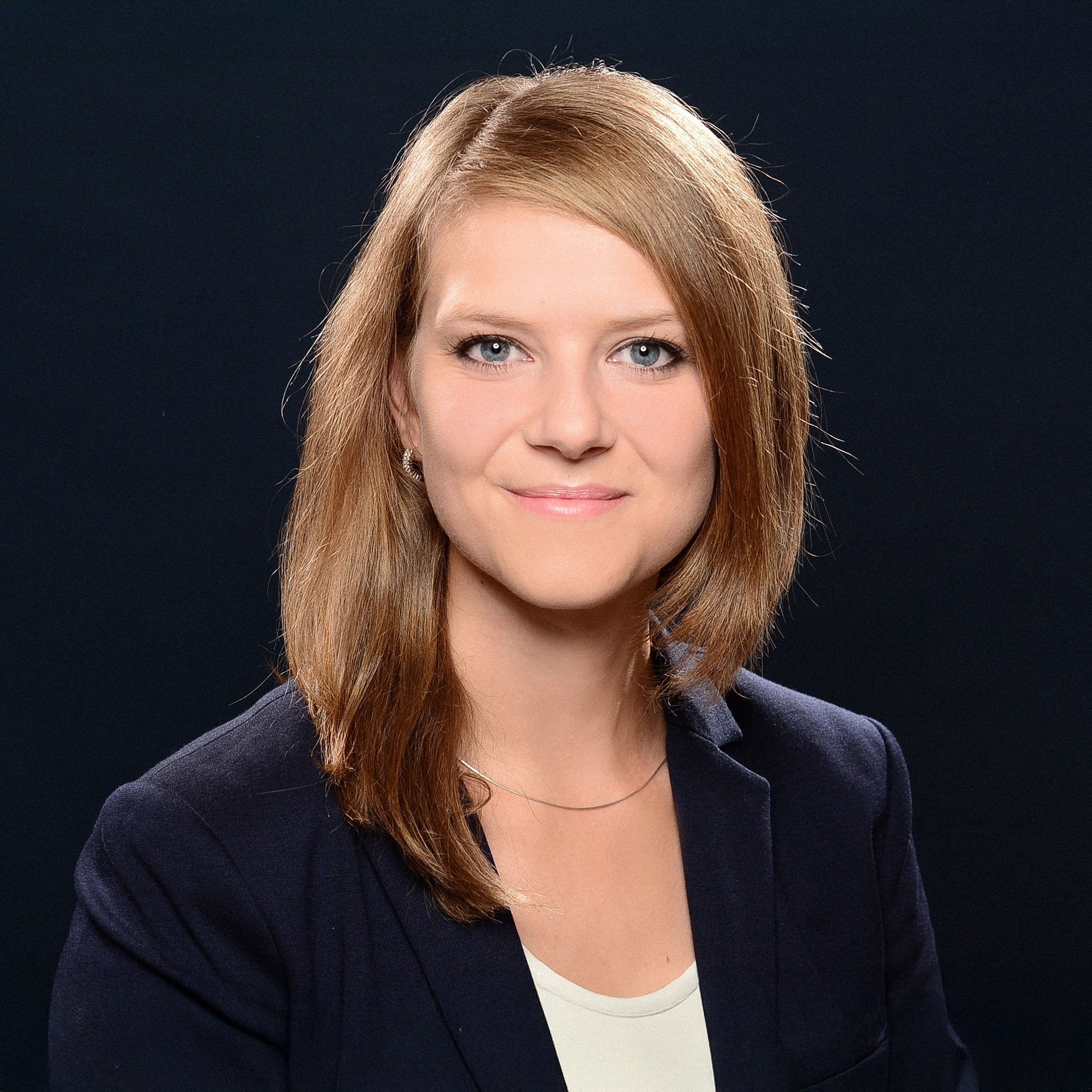 Ein Foto von Sarah Lindemann. Sie ist Geschäftsführerin der Kreishandwerkerschaft Ostprignitz-Ruppin und Mitglied der Jury des AVIERUNDZWANZIG Wirtschaftspreises 2025.