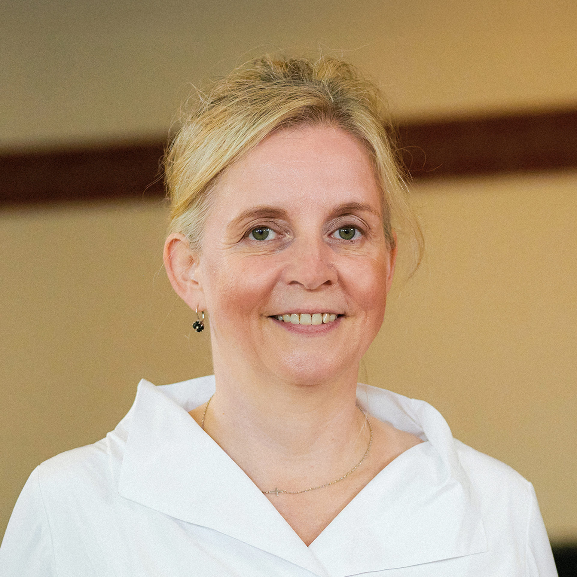 Ein Foto von Yvonne Schwarzer. Sie ist Geschäftsführerin des Hotels Waldschloesschen Kyritz und Mitglied der Jury des AVIERUNDZWANZIG Wirtschaftspreises 2025.