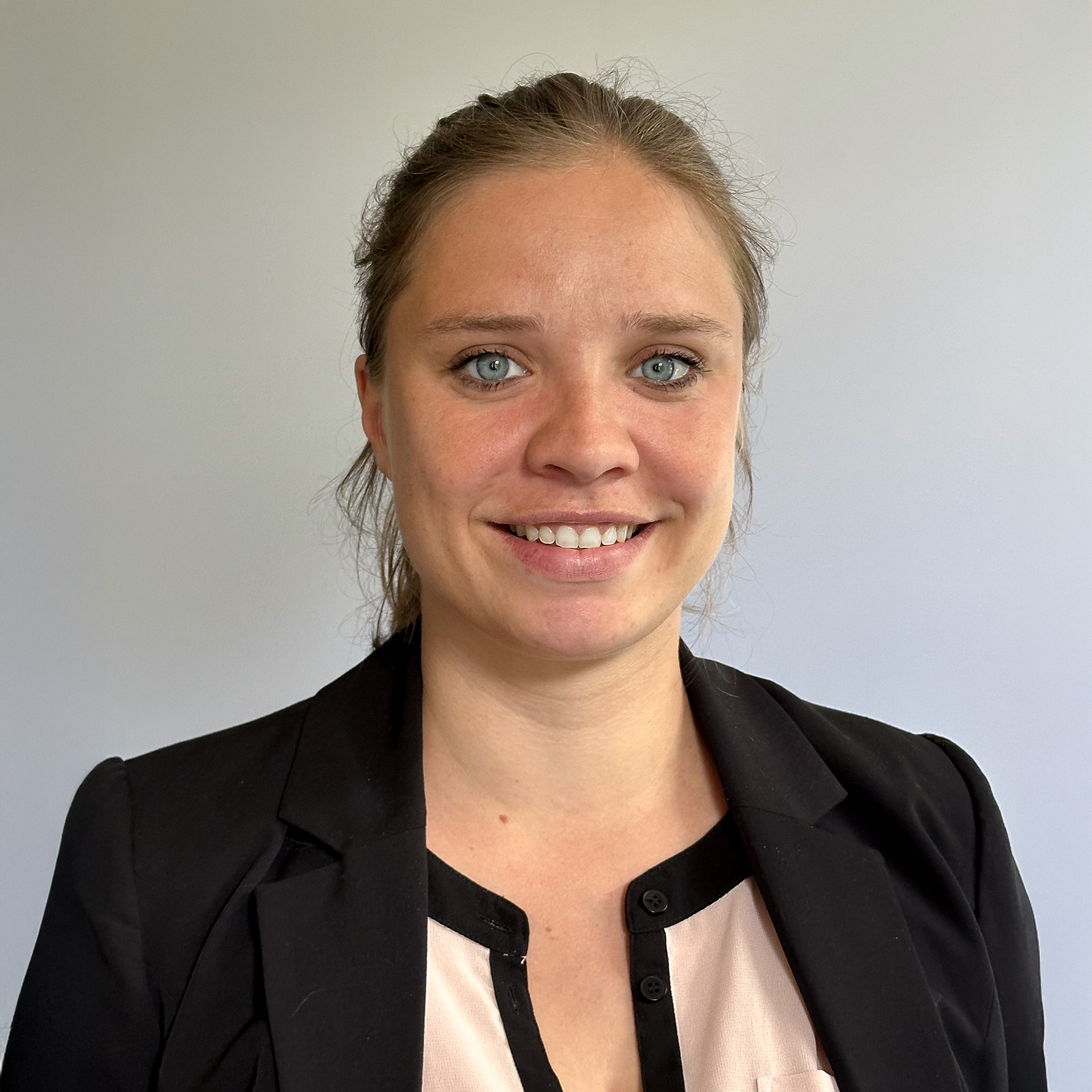 Antonia Schlichter-Wutzler Ein Foto von Nico Ruhle. Er ist Bürgermeister der Fontanestadt Neuruppin und Mitglied der Jury des AVIERUNDZWANZIG Wirtschaftspreises 2025.