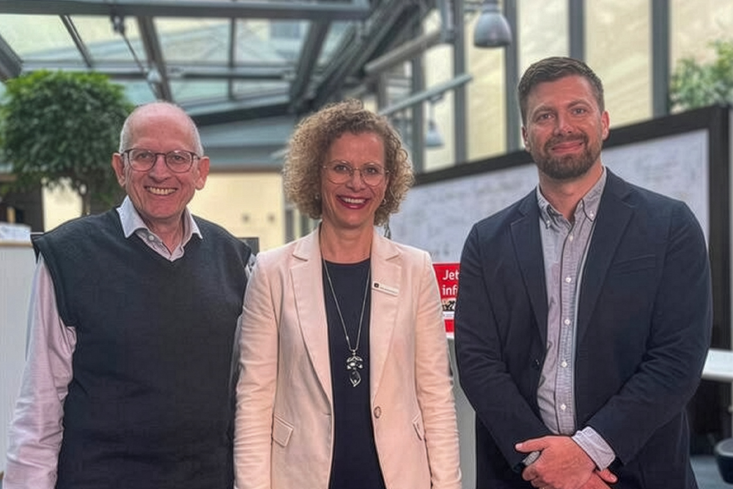Steffen Müller ist neuer Geschäftsführer der REG Regionalentwicklungsgesellschaft mbH. Er übernimmt die Leitung der Wirtschaftsförder- und Regionalentwicklungsgesellschaft des Landkreises Ostprignitz-Ruppin von Ute Behnicke. Steffen Müller ist 39 Jahre alt, stammt aus Potsdam, ist im Havelland aufgewachsen und hat in Erfurt und an der HNE in Eberswalde studiert